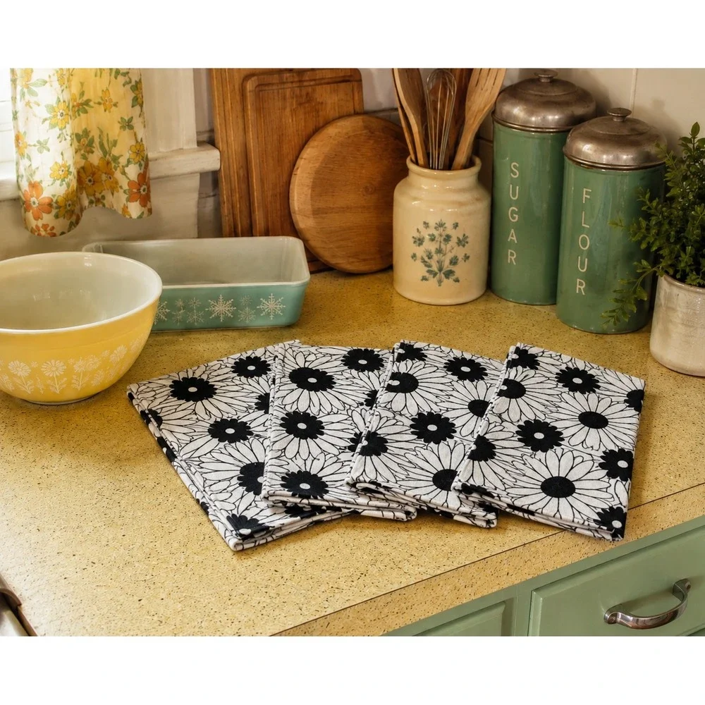 Vintage 70s Black White Daisy Cloth Napkins Set of 4 Retro Mod Floral MCM